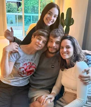 Renata Lo Prete celebra 62 anos em momento raro com a família Renata Lo Prete celebra 62 anos em momento raro com a família