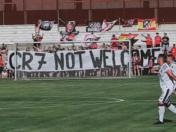Torcida do Atlético de Madrid protesta contra CR7: “Não é bem-vindo”