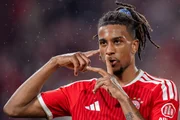 Michael Olise comemora gol do Bayern de Munique