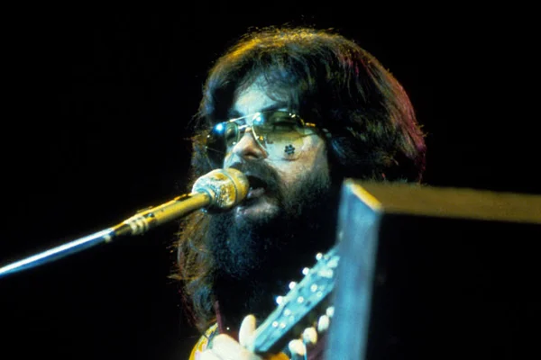 Foto colorida do cantor Dash Crofts