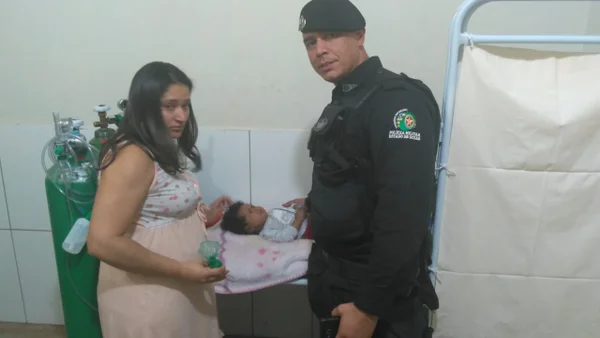 Vídeo. Policiais militares socorrem criança engasgada no Entorno do DF
