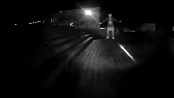 Imagens mostram adolescente com braços abertos e caminhando para trás, em sinal de rendição - Metrópoles