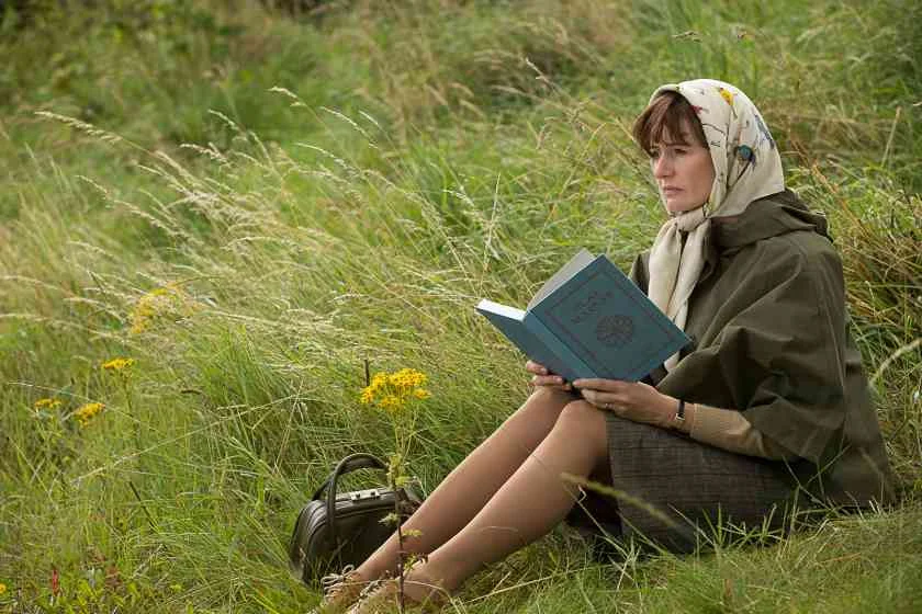 <b>A Livraria.</b> No final da década de 50, uma mulher (Emily Mortimer) recém-chegada em uma cidade no litoral da Inglaterra decide abrir uma livraria. Porém, o olhar conservador da cidade não facilita a vida da moça, que agora é obrigada a lutar por seu estabelecimento <b>A Livraria.</b> No final da década de 50, uma mulher (Emily Mortimer) recém-chegada em uma cidade no litoral da Inglaterra decide abrir uma livraria. Porém, o olhar conservador da cidade não facilita a vida da moça, que agora é obrigada a lutar por seu estabelecimento