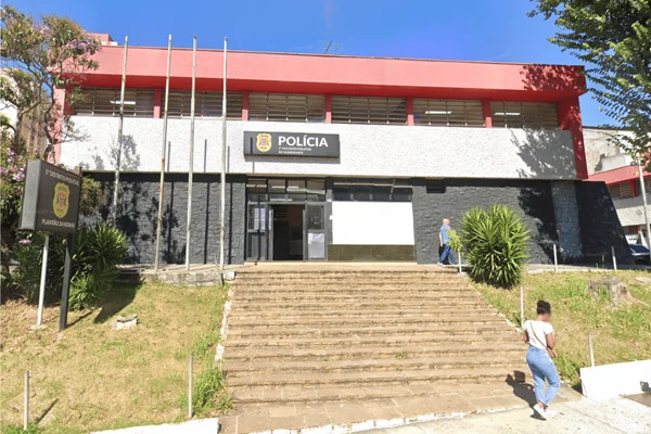 Imagem colorida da fachada da delegacia onde foi registrado o caso do marido que atropelou a mulher - Metrópoles