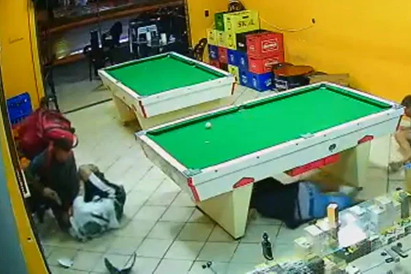Imagens de violência em bar