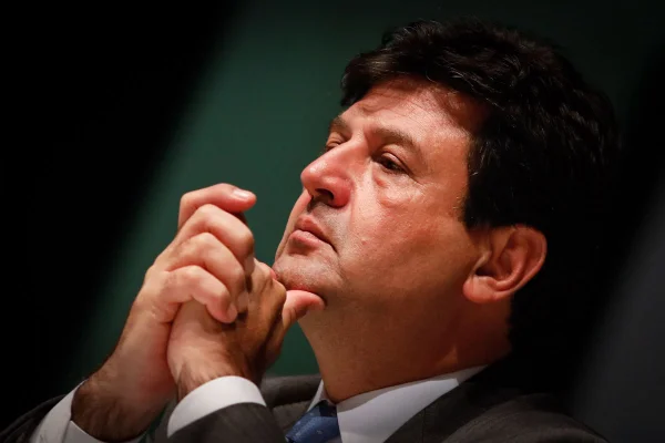 Mandetta diz que Flávio Bolsonaro tentou interferir no Ministério da Saúde