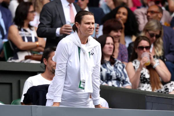 Foto colorida da lenda do tênis, Pam Shriver, durante o torneio de Wimbledon, em 2024 - Metrópoles