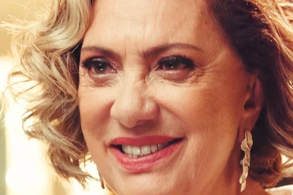 Foto colorida de Eliane Giardini - Metrópoles