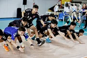 Equipe do vôlei masculino celebrando o título