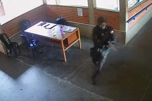 Imagem colorida mostra suspeito de invadir escolas no Espírito Santo e matar três pessoas - Metrópoles