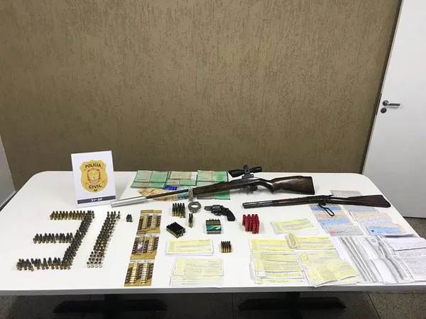 PCDF apreende armas, cheques e documentos durante operação