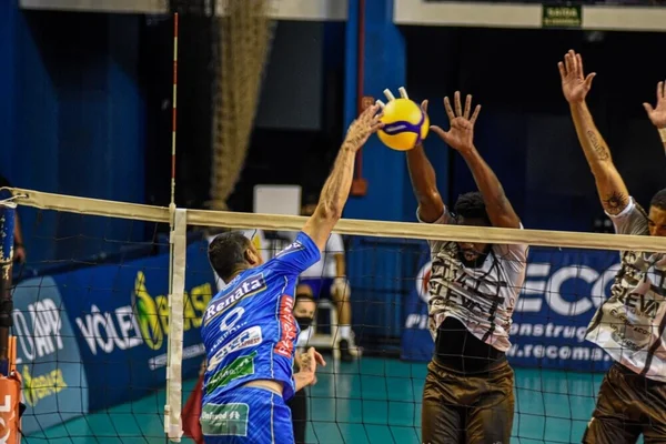 Vôlei Renata Campinas enfrentando o Blumenau pela fase classificatória da Superliga - Metrópoles