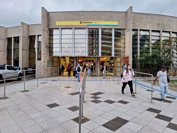 Imagem mostra passageiros na Linha 4-Amarela da ViaQuatro, de metrô
