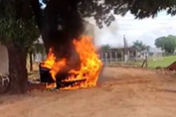 Homem tentou espantar abelhas e acabou colocando fogo em carro - Metrópoles