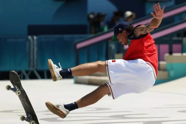 Vídeo: atleta é atrapalhado por câmera durante classificação no skate