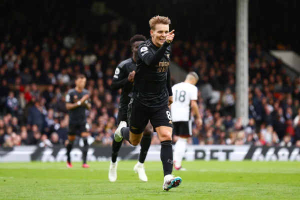 Arsenal goleia, mantém liderança do Inglês e diminui pressão do City