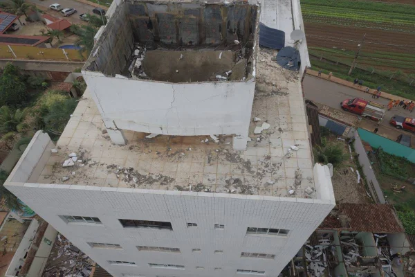 Vídeo: Defesa Civil interdita prédio após caixa d’água se romper no DF
