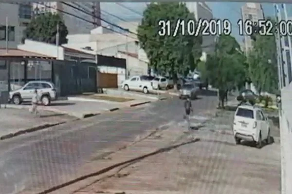 DF: vídeo mostra mulher antes de abandonar bebê em sacola. Veja