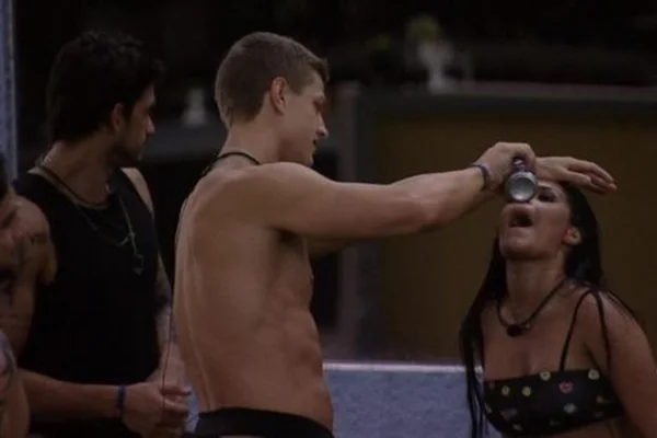 BBB20: Flayslane cospe bebida na direção de Lucas e Guilherme