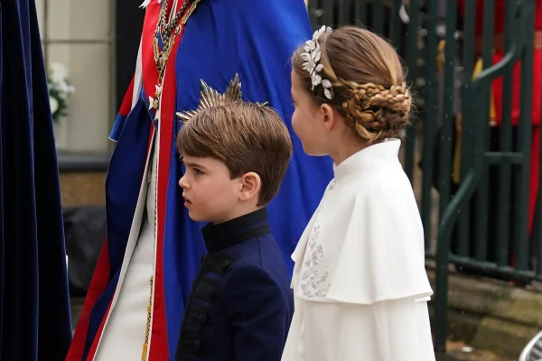 Príncipe Louis rouba a cena na coroação de Charles com gesto fofíssimo