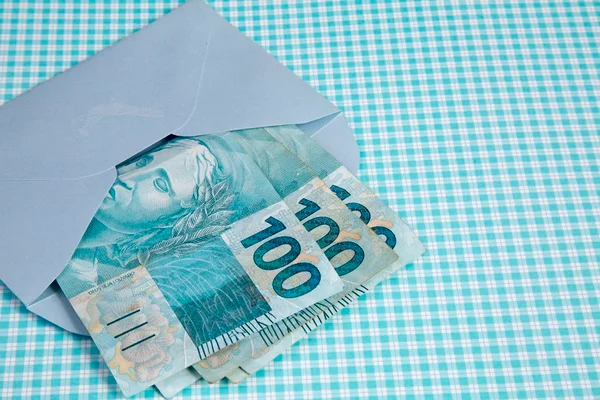 Menina de 9 anos joga no lixo envelope com R$7 mil, em Rondônia