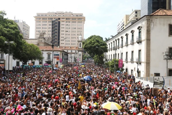 Mais antigo bloco de rua carioca, Bola Preta lança blusa do centenário