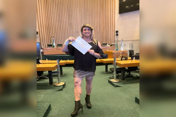 Apresentadora Carmela recebe título de cidadã honorária de Brasília