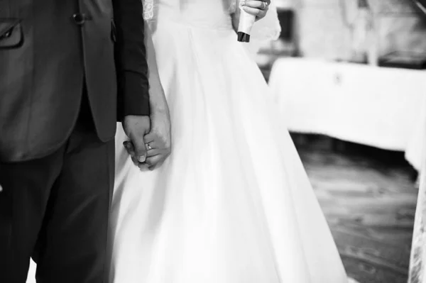 Recém-casada descobre que marido é na verdade o avô biológico dela