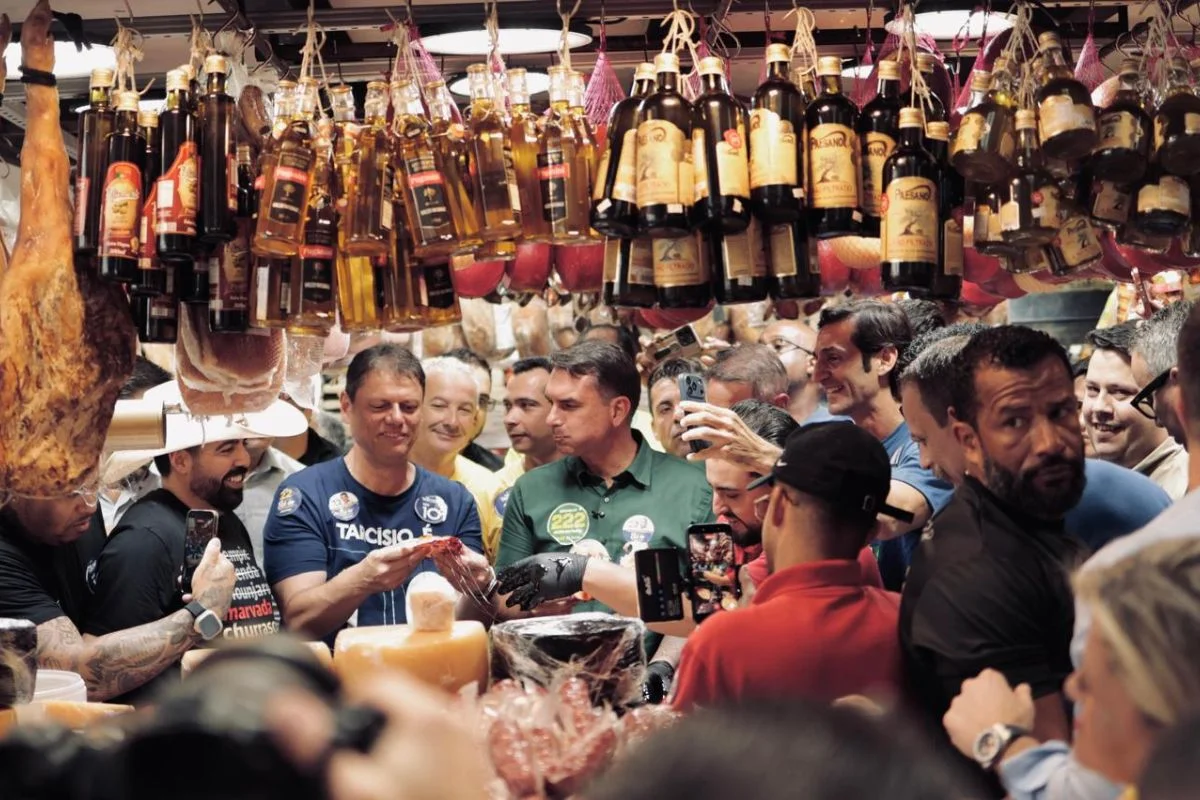 Tarcísio e Flávio Bolsonaro em visita ao Mercado Municipal de São Paulo Tarcísio e Flávio Bolsonaro em visita ao Mercado Municipal de São Paulo