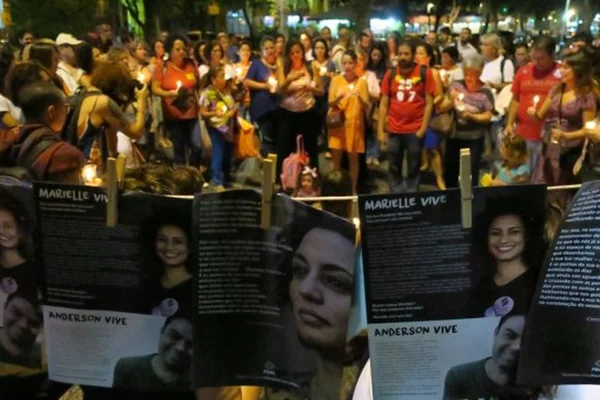 Manifestantes acendem velas para Marielle e Anderson