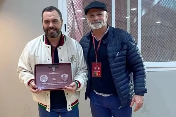 Lanús confunde escudo do Fluminense com o de clube do Acre. Confira