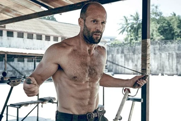 Prestes a completar 50 anos, Jason Statham exibe boa forma