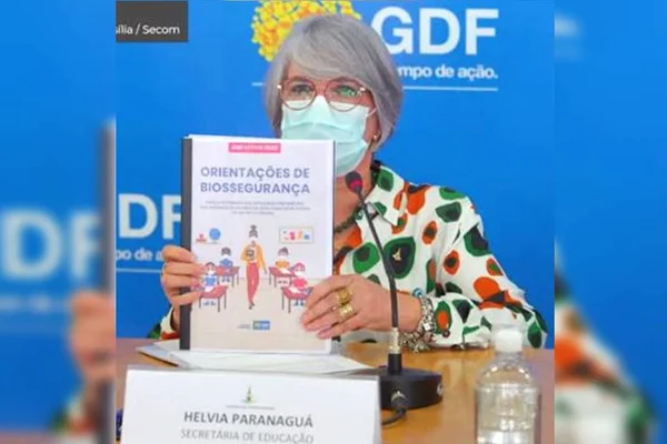 Secretária de Educação do DF, Hélvia Paranaguá