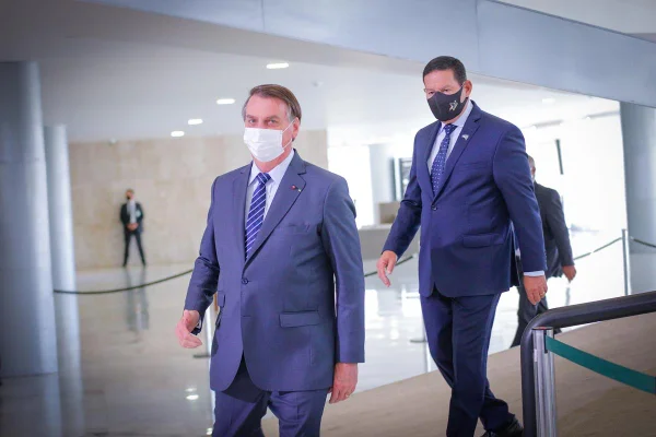 Mourão diz que Bolsonaro está internado devido à facada de 2018