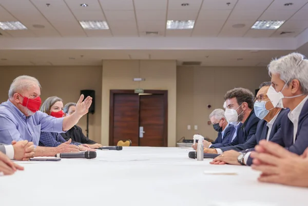 Lula monta “gabinete” anti-Bolsonaro em Brasília e recebe políticos