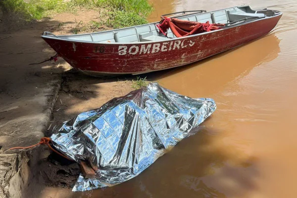 Imagem colorida de corpo coberto encontrado no Rio Piracicaba