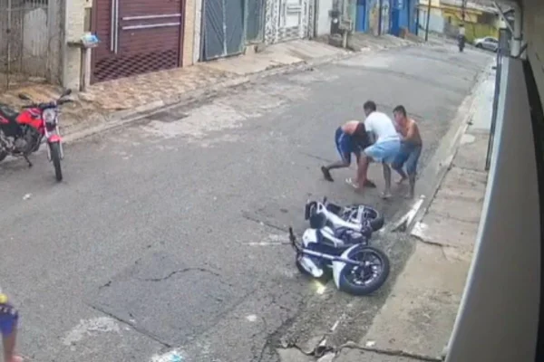 Imagem colorida de agressão de adolescente após furto de moto. Metrópoles