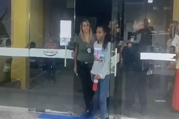 Mulher sendo presa