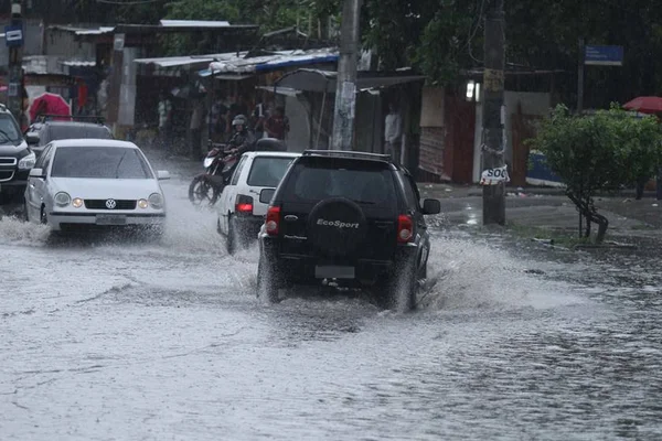 Chuva causa alagamentos e interdita avenidas em São Paulo