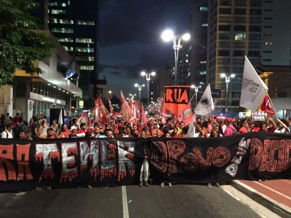 Corinthians empata, conquista 28º título paulista e celebra 1977