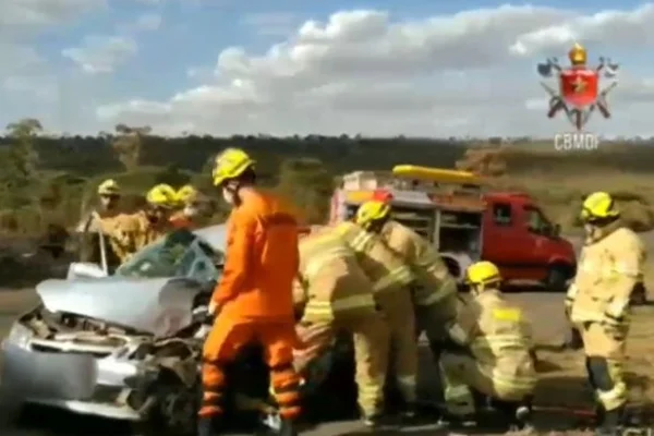 Colisão entre caminhão e carro deixa homem em estado grave na DF-495