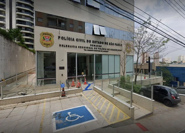 Foto colorida mostra fachada da Delegacia Seccional de Polícia de Guarulhos