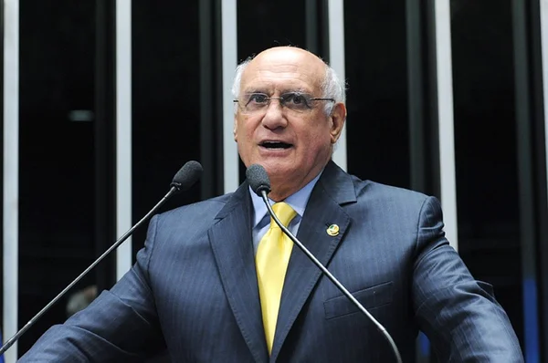 Senador Lasier Martins se desfilia do PDT por se desentender com Lupi