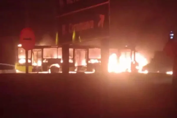 Motorista tem 40% do corpo queimado após ônibus ser incendiado. Veja