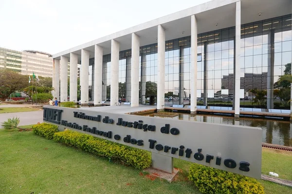 DF é condenado a pagar R$ 32 mil por desvio de função de servidora