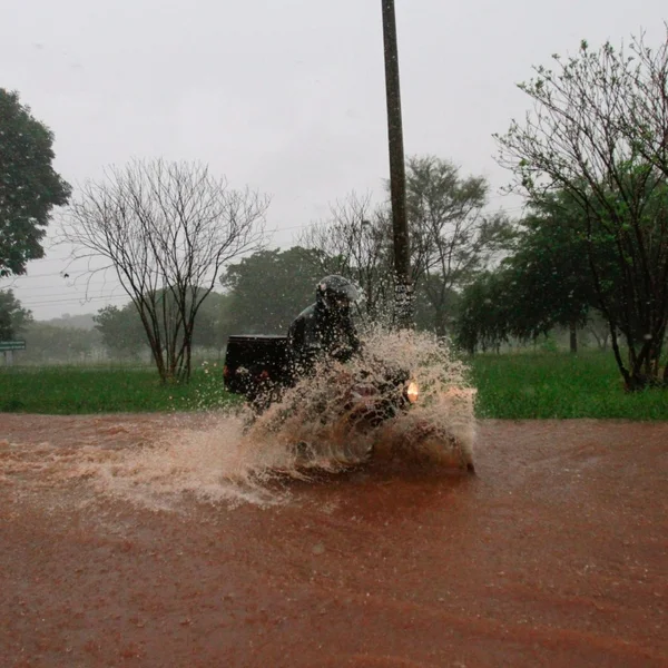 Fortes chuvas alagam diversos pontos no DF