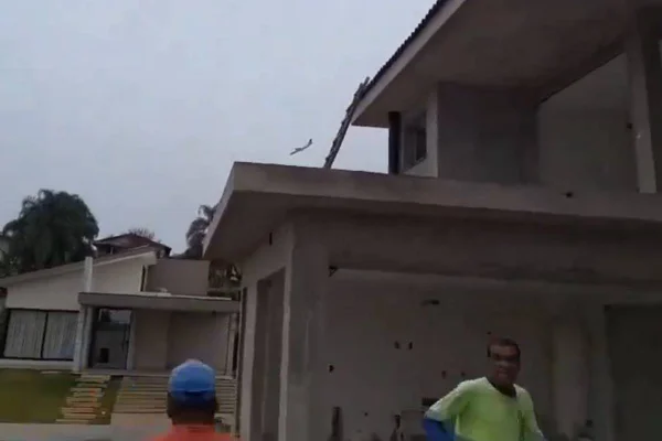Um vídeo divulgado nas redes sociais, mostram o momento exato em que trabalhadores flagram o avião da companhia aérea VoePass, antiga Passaredo, entrando em "parafuso-chato" antes de cair em uma área residencial, na tarde desta sexta-feira (9/8), em Vinhedo, no interior de São Paulo. No avião, havia 58 passageiros e 4 tripulantes. As 61 pessoas que estavam na aeronave morreram.