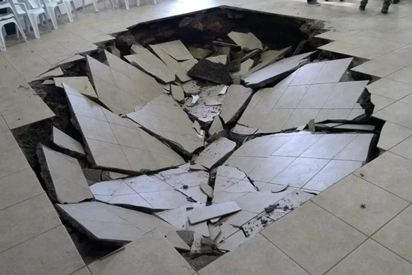 Vídeo. Piso de escola no interior do RS cede e alunos caem em buraco