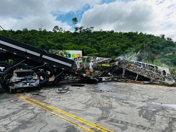 Imagem colorida de acidente com ônibus, carreta e carro que deixou 22 mortos em MG - Metrópoles