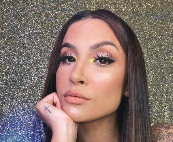 Bianca Andrade pousando para selfie